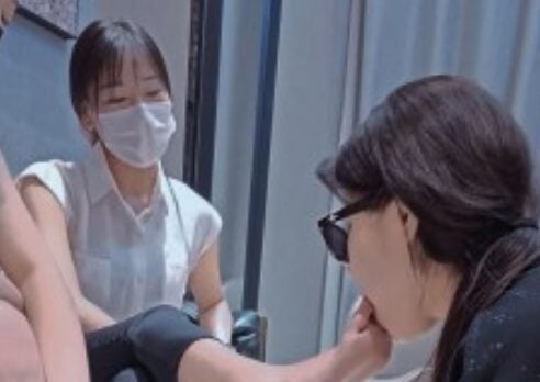 红颜榜 | 皇家御姐露脸强制圣水舔脚双调女奴一柔
