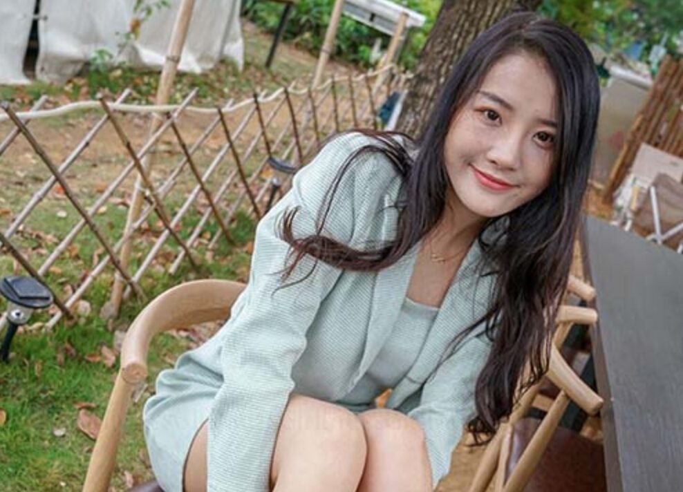 MussGirl慕丝女郎 | 国画老师婉萍女神着OL职业装公园秀足