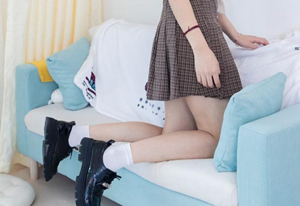 Fetish Media | Xiao Gu's leather shoes, white ice stockings, bare feet (with video)