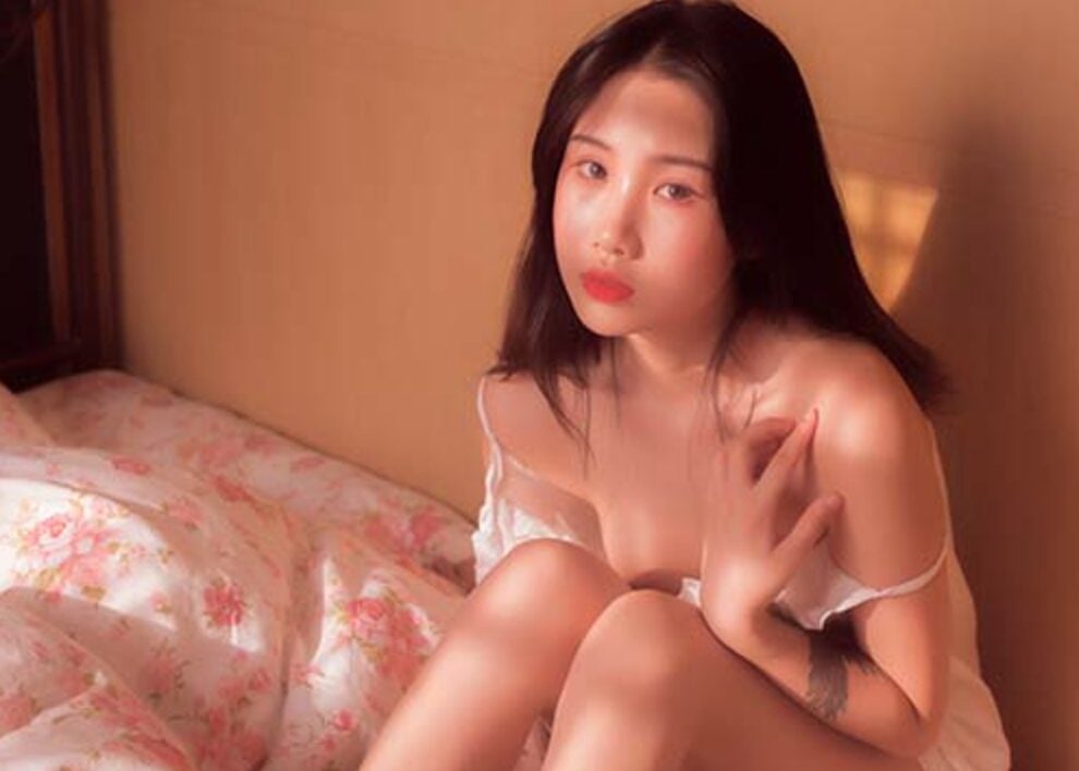 YALAYI | Love after dusk in the photo of Yan Yanzi wearing a suspender nightdress