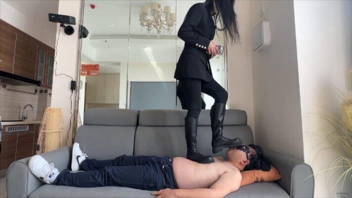 无双工作室 | 素人系列之白领姐姐长靴踩踏