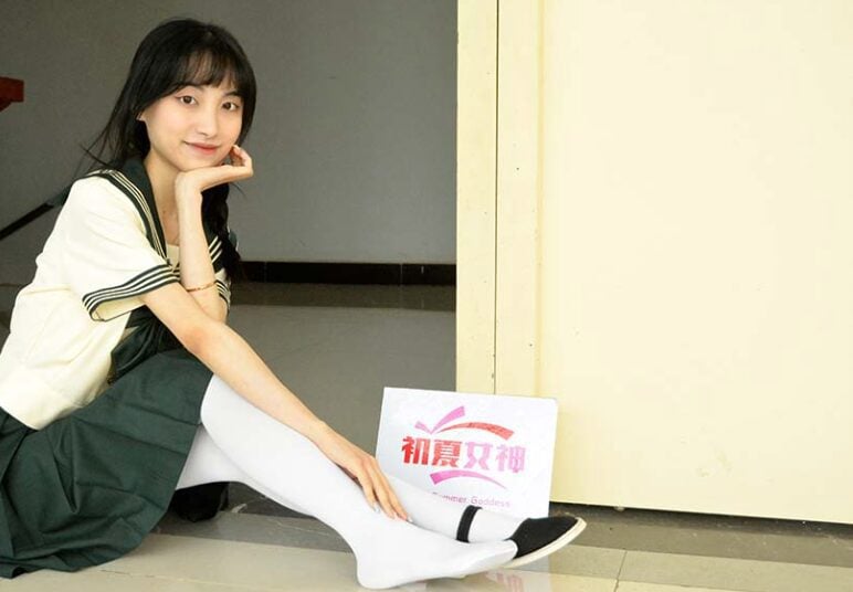 初夏女神 | 柒柒的绿色水手服(带视频)