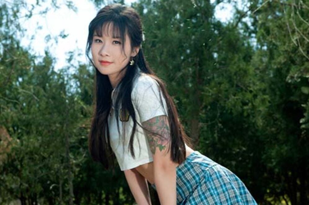 Ligui丽柜 | Kiki花臂JK制服肉色丝袜之绿水青丝