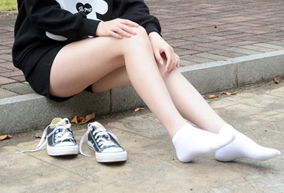 Early Summer Goddess | Anne's Bear Sweater, Canvas Shoes, White Socks (with Video)