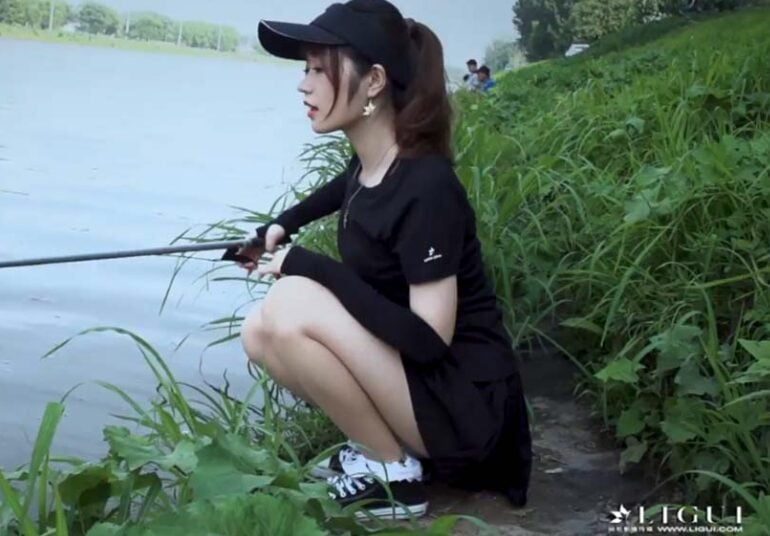 Ligui丽柜视频 | 青山绿水之环保天使 安娜的水边丝袜帆布鞋