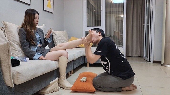 红颜榜 | 领主老大的修脚师之人体垃圾桶系列