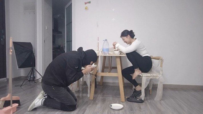 尤尤子 | 裸足女王和家奴共进晚餐