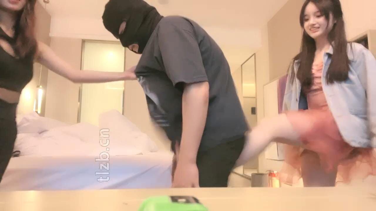 LL77 | 双S调教之踢裆/裸足长靴白袜踩/吃袜子 双视角版