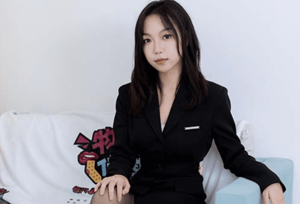 物恋传媒 | 纱纱的黑丝袜平底鞋西装套服之红色的金鱼(带视频)