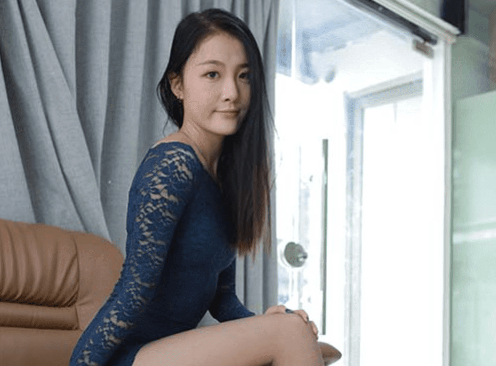 IESS Different Ideas | Wanping's blue hollow hip skirt and black silk high-heeled sandals from the Silk Enjoyment Series