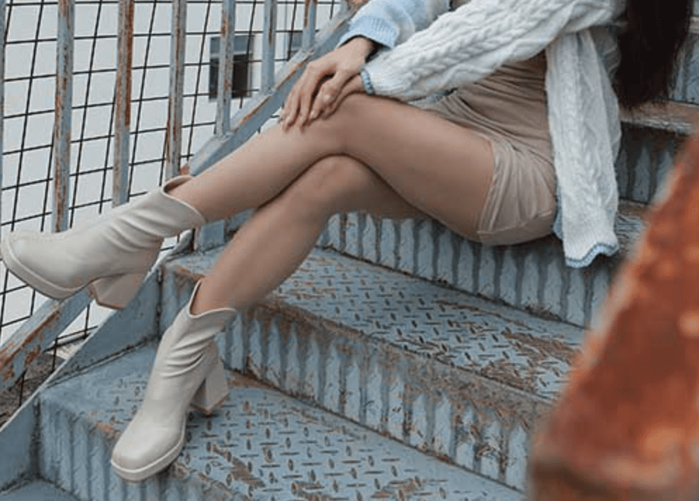 IESS异思趣向 | 丝享家系列之亲密女友兔兔的丝袜皮短靴