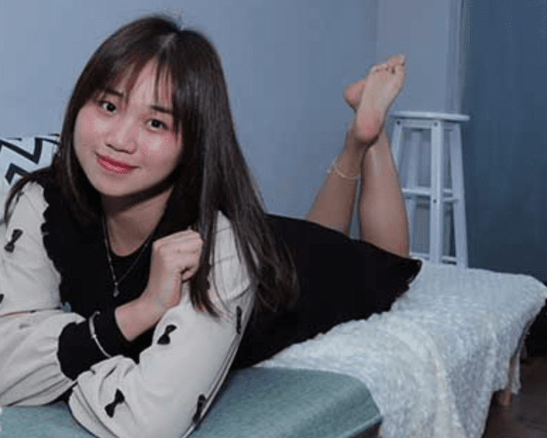 Pary学生模拍 | 曾经做过车模的大美女灵儿棚拍38码美脚