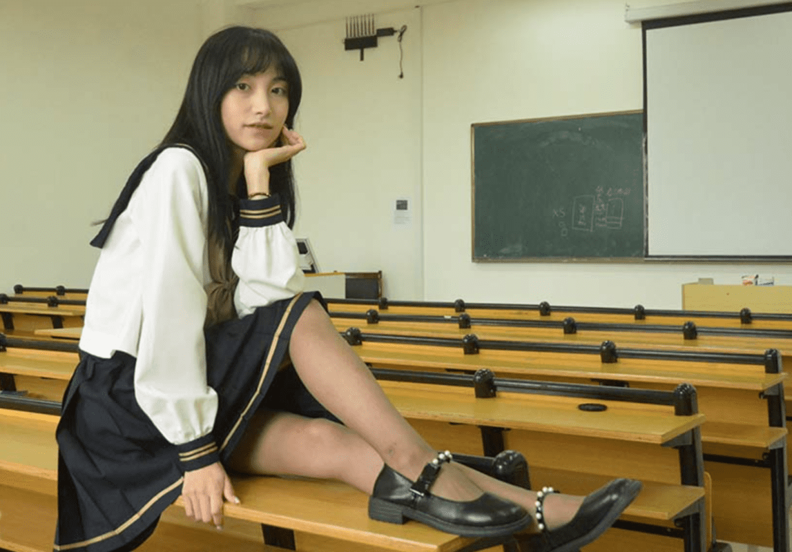 初夏の女神 | チーチーのコーヒーストッキングとネイビーの制服（動画付き）