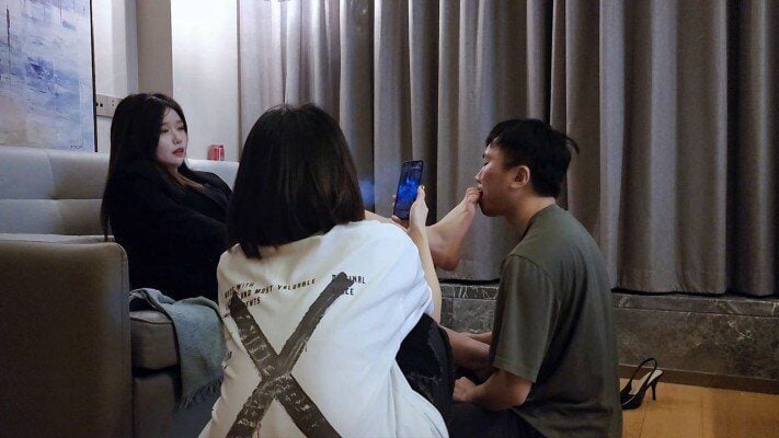 红颜榜 | 双美女围观脚深喉调教