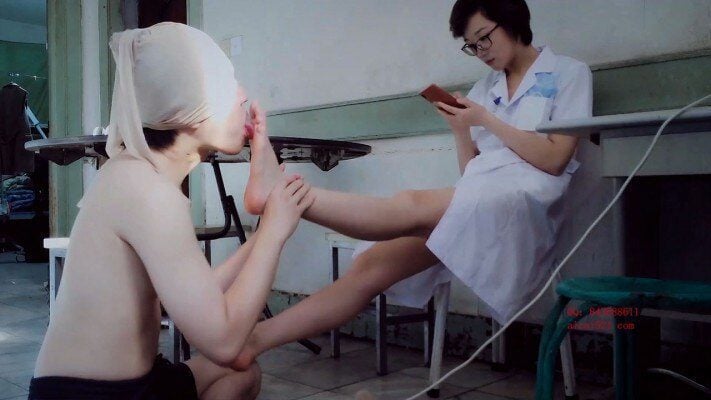 医生小姐姐 | 吃美女医生的脚泥