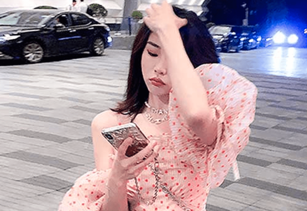 鱼鱼足影 第41期 | 瑶瑶的碎花连衣裙裸足凉拖(带视频)