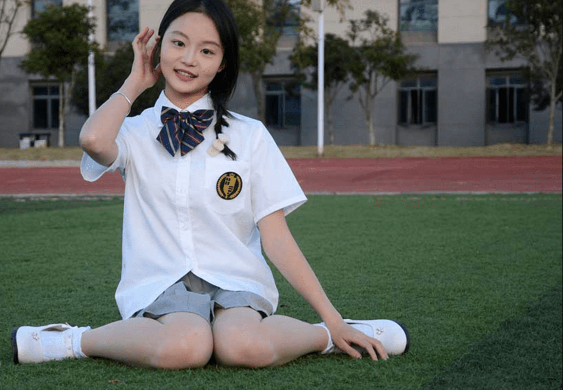 初夏女神 | 双双的丝袜叠穿白袜脚之秋季玩沙(带视频)