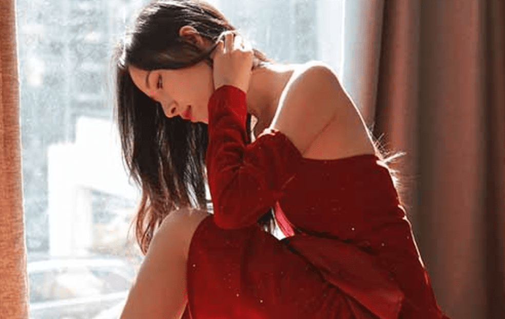 IESS さまざまなアイデアと興味 |シルクエンジョイシリーズ：赤いドレスを着た美しい巫女の日光浴