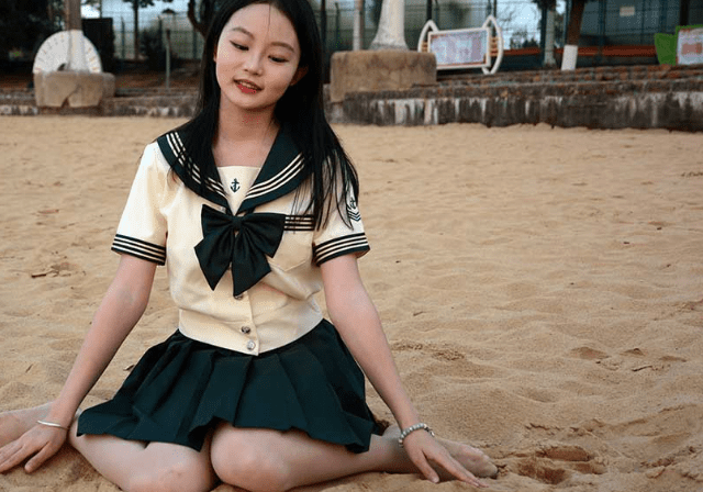 初夏女神 | 双双的海边JK丝袜棉袜叠穿(带视频)