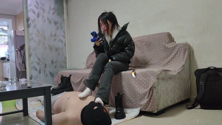 KIKI小主 | 校花无意识踩踏贱M