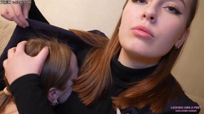 オーロラ | 雌犬はひざまずいてオーロラの尻の匂いを嗅ぎ、彼女の靴にキスをし、痰を飲み、タバコの灰を食べる