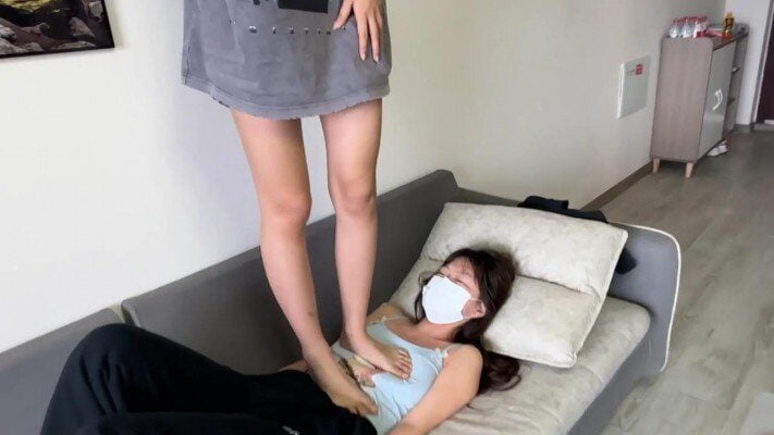 208 女子寮 |ふしだらな女性のルームメイトは、武双の全重量によって踏みつけられた