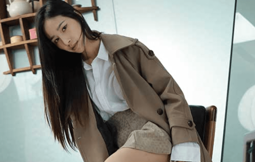 IESS异思趣向 | 丝享家系列之丝袜美子的红色高跟鞋和经典风衣