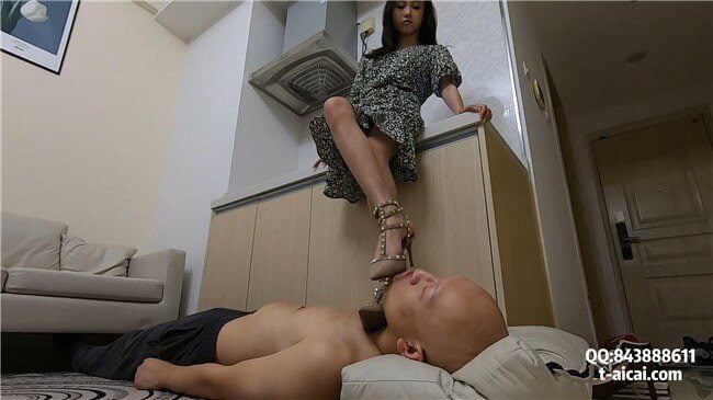 Amateur S | Cleaning the soles of Meizhu's high heels