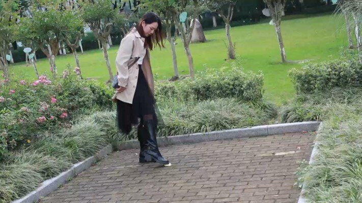 黑丝诱惑 | 某小学音乐老师黄老师室外初次踩踏食物