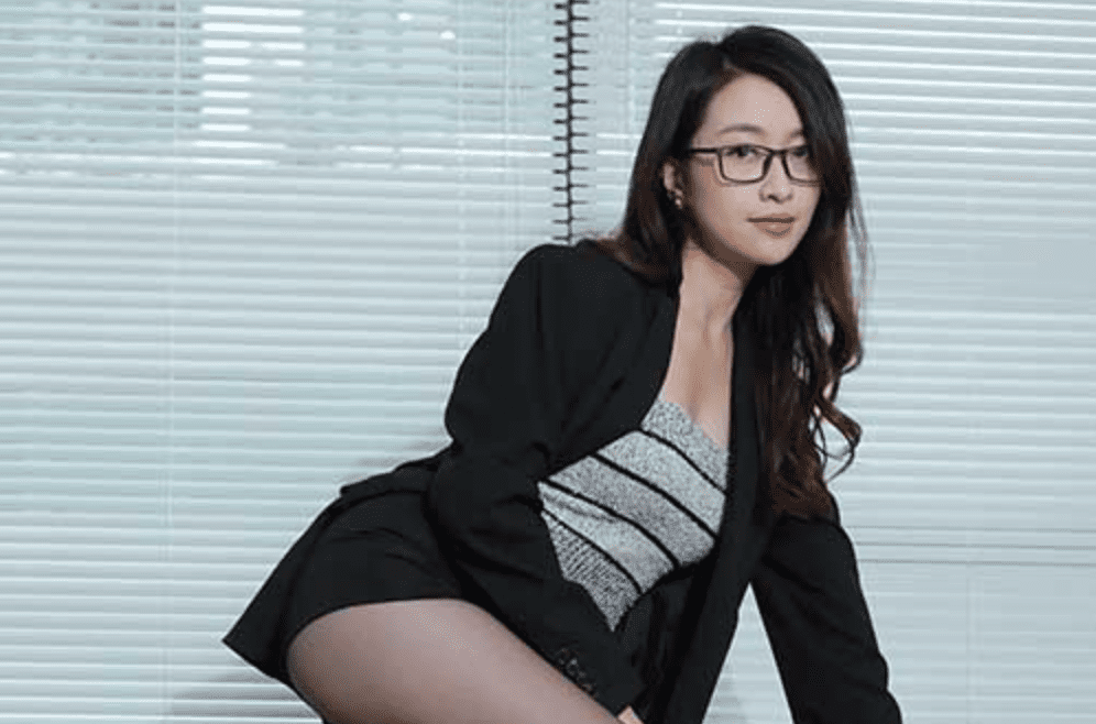 IESS异思趣向 | 丝享家系列之小婕眼镜OL黑丝腿