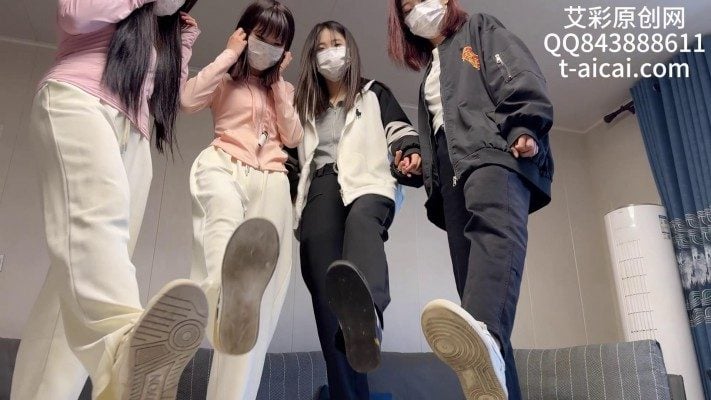 chnnsct1818 | パンのスライスで踏みつけられた4人の少女の汚れたスニーカー