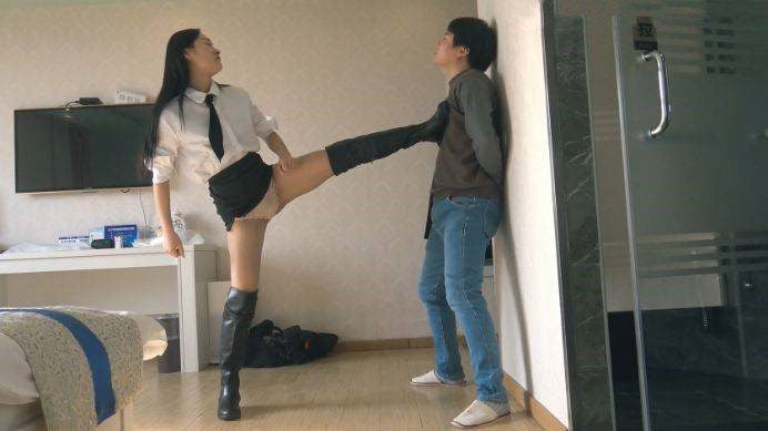翻訳重いブーツで股間を蹴って護身術を練習している若い女性