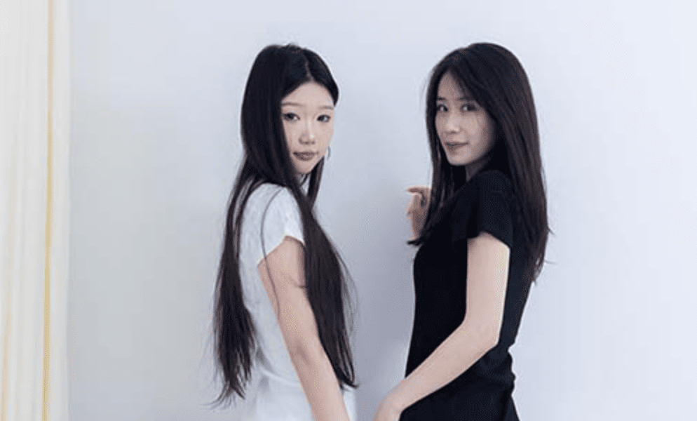 フェチメディア |双子の蔡彩＆小珠：ストッキング、綿の靴下、そして裸足（動画付き）