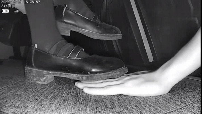 SYK unconscious | unconscious cinema super dirty LO shoes stepped on the hand and stomped on it after being discovered