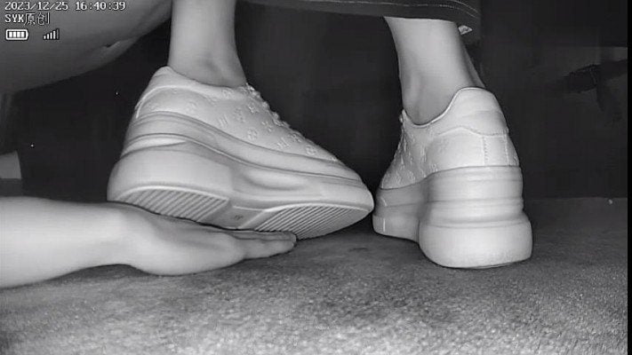 SYK unconscious | unconscious couple theater thick-soled white shoes beautiful lady rubbing all over the hand