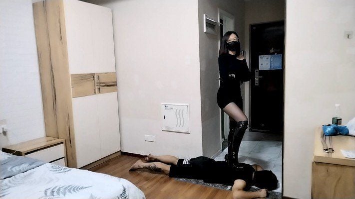 シャオユウ警官のエナメル革のブーツが膝でお腹を蹴る