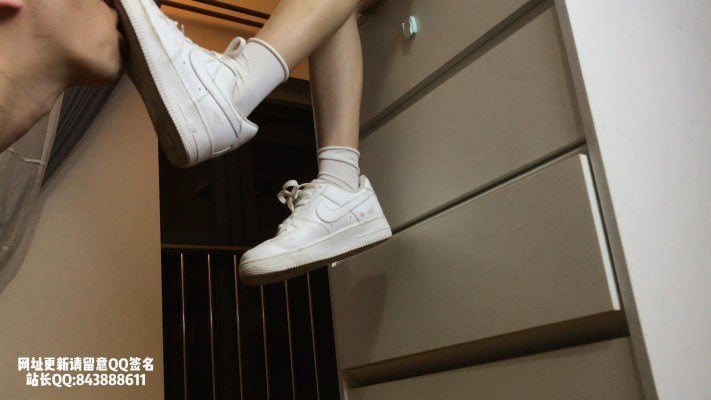 Amateur S | Sister Meizhu's white Air Force One steps on her tongue