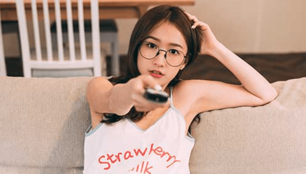 柯茲 | 长腿美模睡衣下的玉足