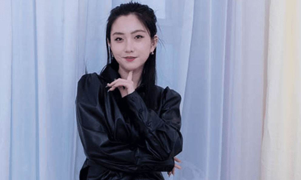 物恋传媒 | 川川的皮质风衣丝袜腿之冰山美人(带视频)
