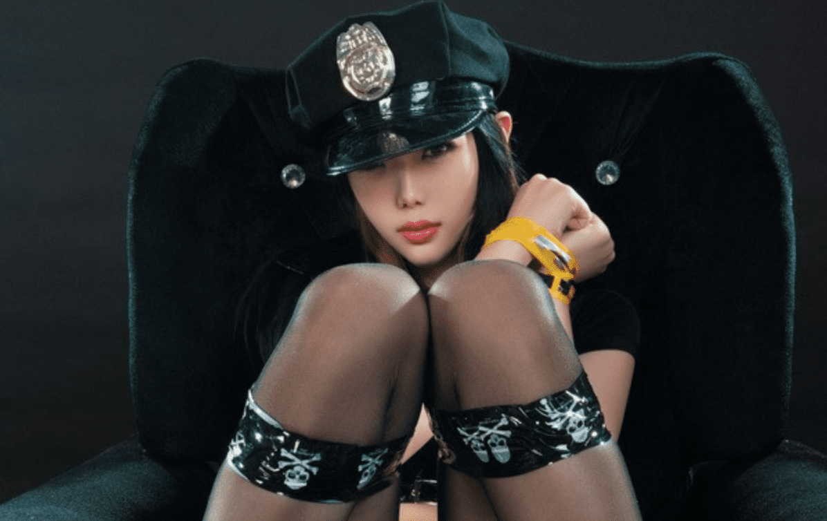 リグイ黒ストッキングの女性警官が肖志仙に恋をする
