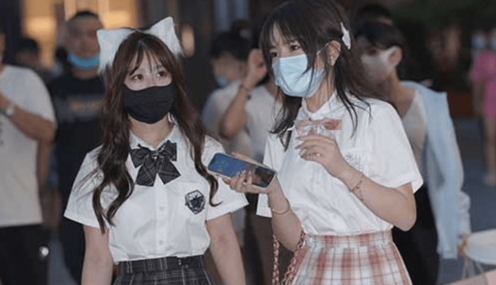 魔镜街拍 | 清秀可爱的街头丝袜JK制服