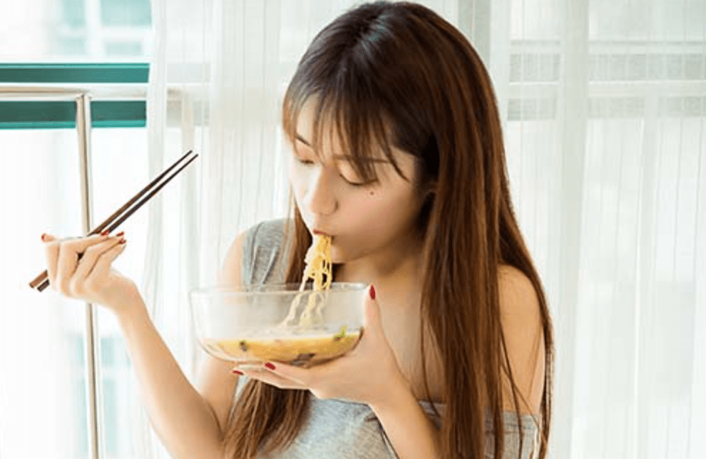 ヤライ |食いしん坊のガールフレンドYu Yiが麺を食べさせてくれる