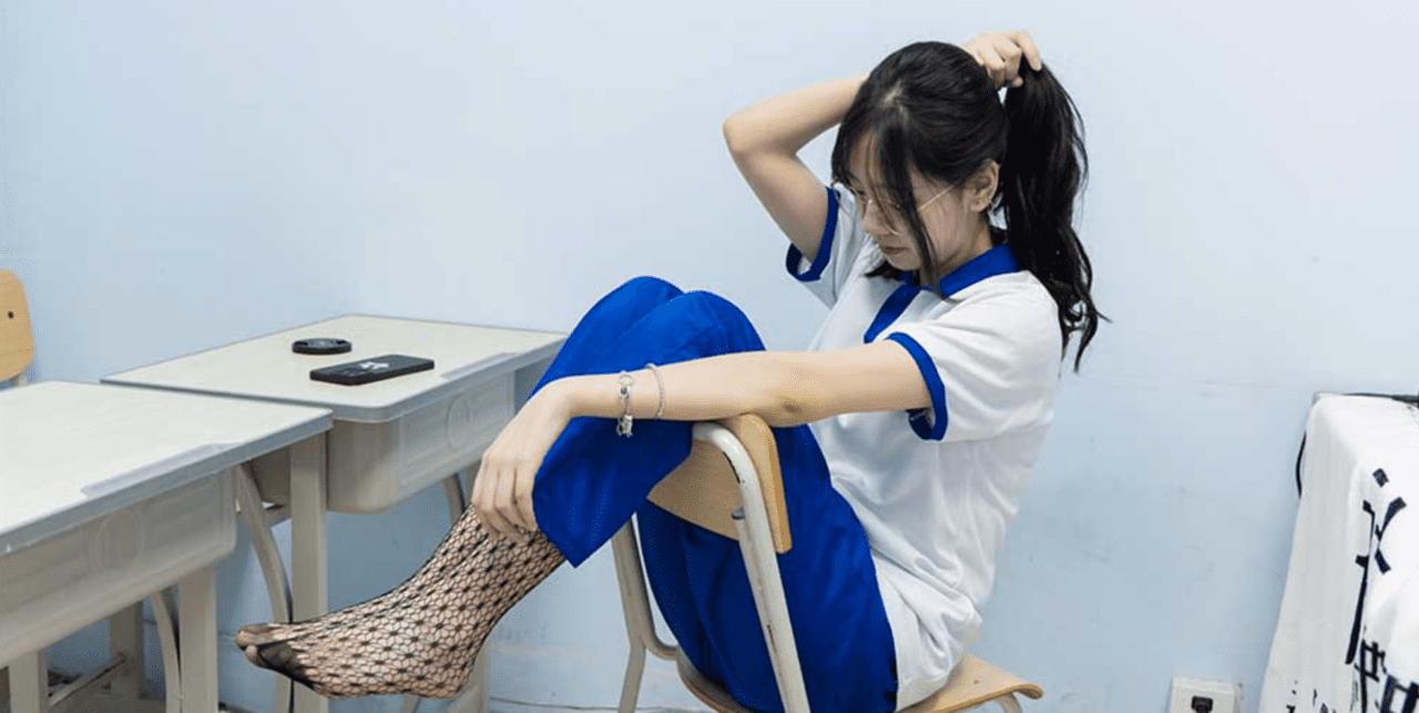 袜啵啵 375期 | 小甜豆的高跟鞋、黑色蕾丝网袜、校服裤里丝(带视频)