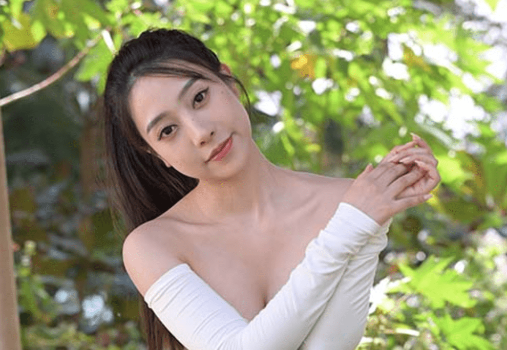 Yishi ストリート写真作品 |グレーのヨガパンツの美しさ