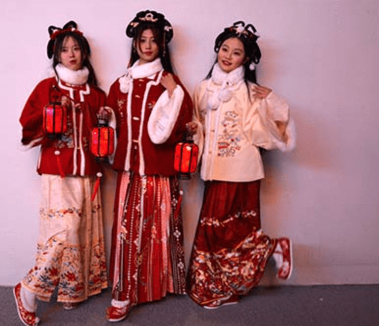 初夏女神 | 大家新年快乐 古装白袜脚(带视频)