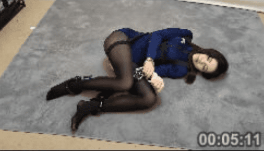 Original by Sui Xin | The female detective Jiang Nai was knocked unconscious during the investigation. The weak Jiang Nai was tortured by heavy shackles.