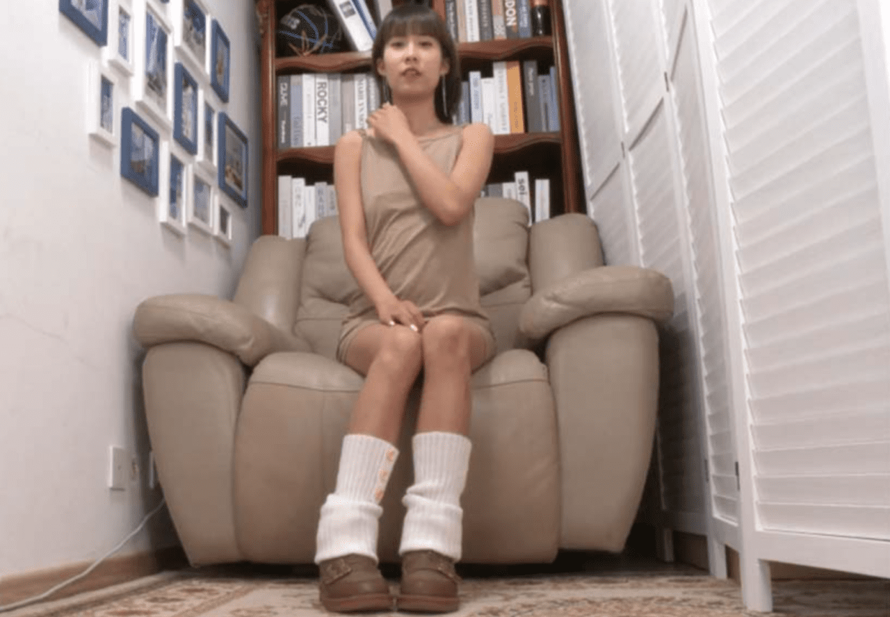 A&F 239 | Fluoxetire妹妹展示诱人小脚白袜套