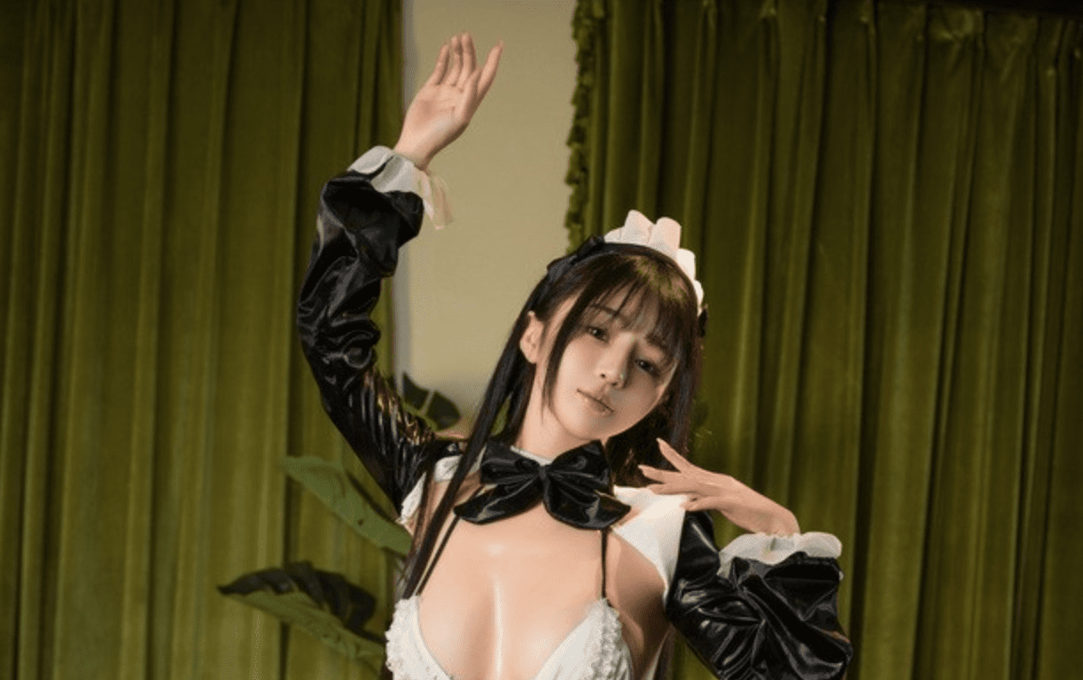 桜井寧寧 | 超渋いメイドさんの太もも黒ストッキング