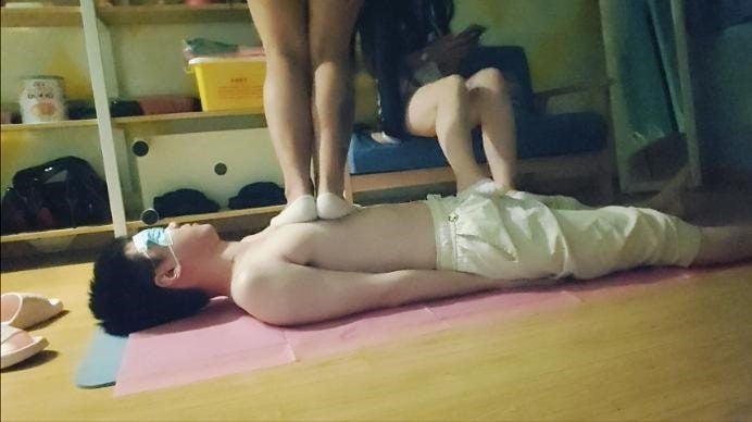 啦啦啦 | 东北双女主暴虐白色船袜脚踩踏