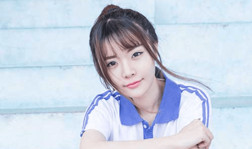 YALAYI | Yangyang's school uniform, white socks and white shoes in those years